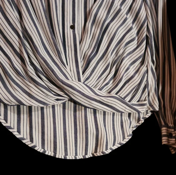 Pullover blouse Size Med - Picture 4 of 4